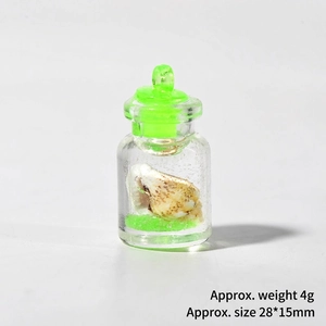 Détail d'une mini bouteille de vœux en verre de 28x15mm avec coquillage et sable lumineux