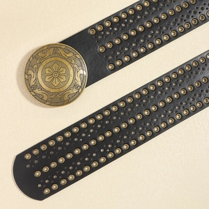 Boho Y2K Hüftgürtel mit Bronze-Ösen und großer gravierter Rundschnalle im Detail