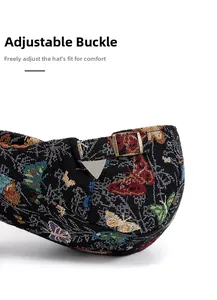 Detail der verstellbaren Metallschnalle an der bunt bestickten Baskenmütze