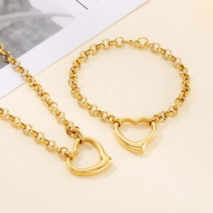 Set di gioielli in perle dorate con collana con ciondolo a cuore traforato e bracciale