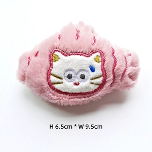 Broche chat en peluche rose avec broderie fine et dimensions de 6,5 cm de haut sur 9,5 cm