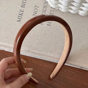 Vue détaillée du serre-tête en cuir marron brillant avec doublure en daim antidérapant
