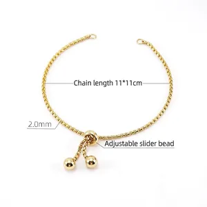 Detalle de pulsera ajustable de cadena veneciana en acero dorado 2mm y medida 11x11cm