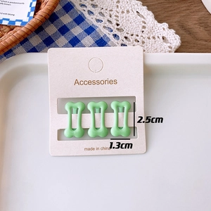 Three-piece set of light green bone-shaped mini hair clips on paper card, size 2.5x1.3cm