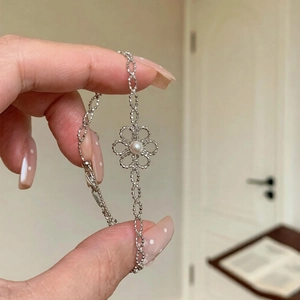 Bracelet élégant avec fleur ajourée et perle en argent 925 avec fermoir mousqueton