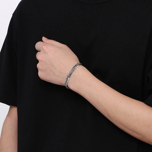 Dettaglio di un bracciale a catena barbazzale in acciaio inossidabile argento su modello
