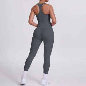Détail d'un ensemble brassière de sport dos nageur et legging de yoga en gris foncé mat