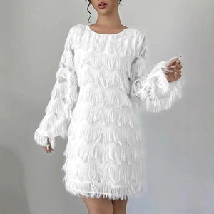 Robe courte élégante blanche à manches longues et franges étagées pour fête