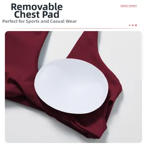 Détail de la brassière de yoga bordeaux avec coussinets amovibles et respirants