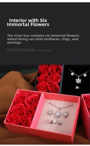 Vue détaillée du coffret bijoux avec six roses rouges et doublure en velours pour accessoires
