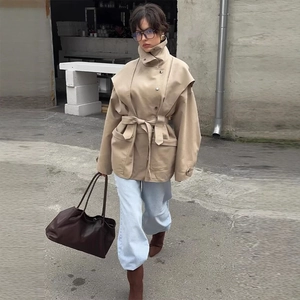 Trench-coat court kaki pour femme avec ceinture et grands revers, style urbain chic