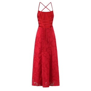 Robe longue rouge élégante avec dos nu à lacets croisés et détails en jacquard floral