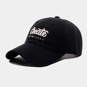 Détail de la casquette noire avec broderie blanche Create NEW LIFE en relief sur coton