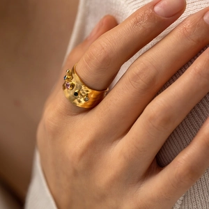 18K vergoldeter Edelstahl Ring mit bunten Zirkonia und gehämmerter Textur für Damen