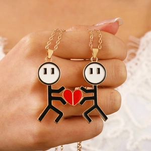 Magnetische Partnerhalskette mit Comic-Anhängern, die ein Herzsymbol bilden
