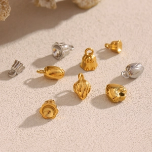 Détail de pendentifs clochettes en or 18 carats et argent pour création de bijoux DIY