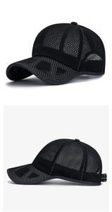 Detail der schwarzen Mesh-Baseballkappe mit atmungsaktivem Stoff und verstellbarem Riemen