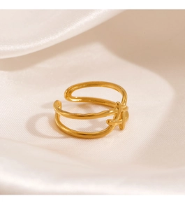 Dettaglio macro dell'anello a doppio strato placcato oro 18K su sfondo in raso bianco