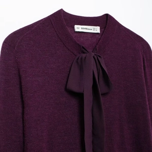 Haut élégant en tricot violet pour femme avec col à nouer et texture raffinée
