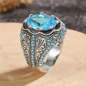 Anello vintage in argento con gemma ovale blu cielo e incisioni filigranate