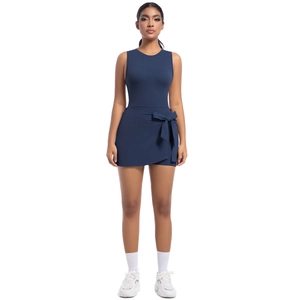 Dettaglio dell'abito da tennis blu scuro con un elegante fiocco decorativo in vita