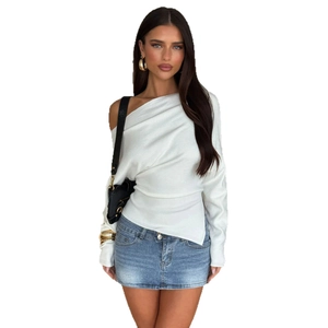 Eng anliegendes weißes schulterfreies Langarmshirt kombiniert mit einem Jeansrock