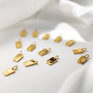 Golden square 26-letter pendant charms in 18k gold plated stainless steel for necklaces