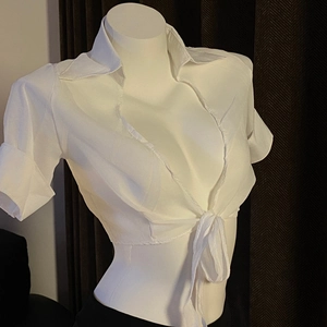 Chemise courte OL blanche sexy à manches courtes avec lien frontal pour femmes