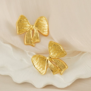 Boucles d'oreilles nœud en acier inoxydable plaqué or 18 carats avec une texture brossée