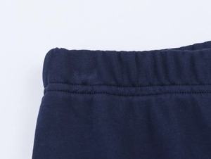 Détail du pantalon en maille bleu marine avec taille élastique et double couture renforcée