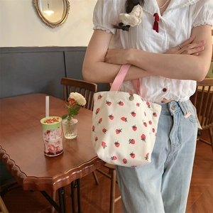 Détail du sac bandoulière en velours côtelé avec imprimé fraise et fermoir magnétique