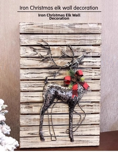 Decorazione murale natalizia in ferro con alce e fiocco a quadri rossi su legno