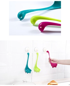 Nessie soeplepels in blauw, groen en paars met een zelfstaand ontwerp voor de keuken