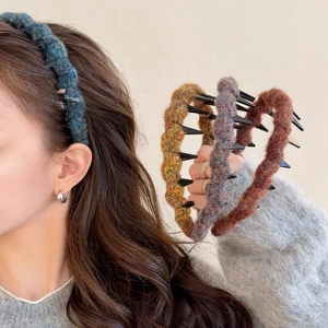 Knitted wavy acrylic headband in four vintage colors with non-slip inner teeth