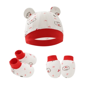 Set neonato 3 pezzi con cappellino, calzini e muffole bianchi con bordi rossi a contrasto