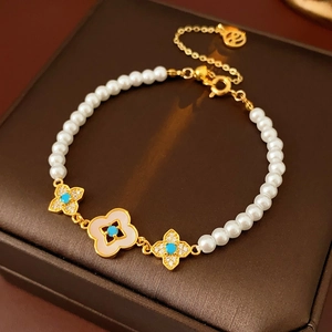 Dettaglio del bracciale di perle placcato oro 18k con fiori in zircone su cofanetto