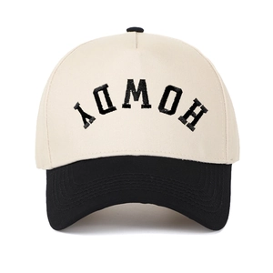Five-panel baseball cap with HOWDY embroidery in contrast beige and black color block