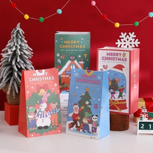 Lot de quatre sacs cadeaux de Noël en papier avec illustrations festives colorées