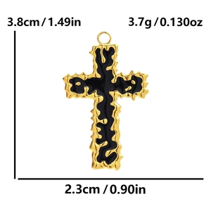 Pendaglio a croce in acciaio inox 304 dorato con trama lavica e inserto nero decorato
