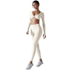 Set top corto a maniche lunghe con fori per i pollici e leggings da yoga a vita alta