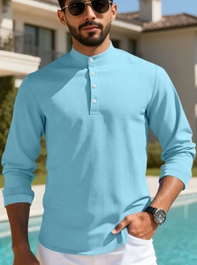 Scatto all'aperto che mostra la trama a nido d'ape e il colletto henley a quattro bottoni