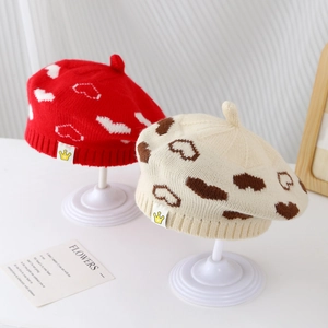 Knitted heart pattern beret for girls in red and off-white with cute crown label