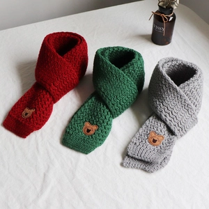 Tre sciarpe in maglia per bambini in rosso, verde e grigio con toppe in pelle d'orso