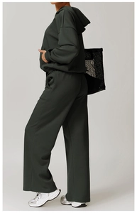 Detailansicht der dunkelgrünen High-Waist-Jogginghose mit weichem Fall und weitem Bein