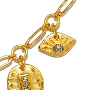 Détail de chaîne plaquée or 18 carats avec pendentif mauvais œil et cristal rond