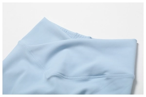 Détail du legging de yoga côtelé bleu clair montrant les coutures et la texture