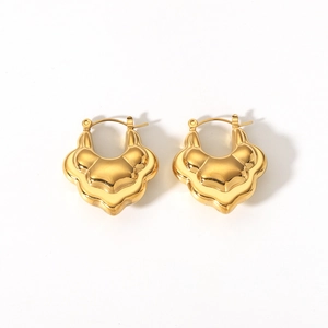 Détail de boucles d'oreilles cœur plaquées or 18K avec une texture ondulée élégante