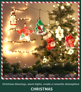 Détail de suspensions lumineuses LED de Noël avec motifs bonhomme de neige et étoiles