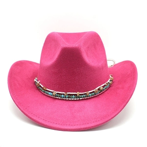 Détail du chapeau de cowboy en daim rose avec bandeau ethnique aux perles bohèmes