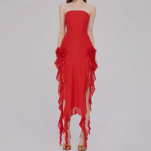Détail de la robe bustier rouge avec ornements roses 3D et ourlet à volants